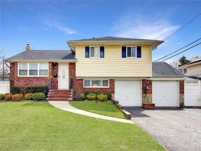  3 BR,  2.00 BTH &nbsp;Split level style home in Farmingdale