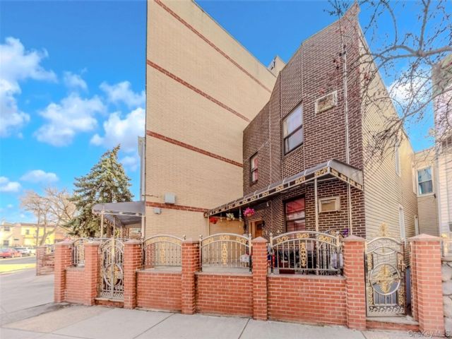  9 BR,  4.00 BTH &nbsp;House style home in Parkchester