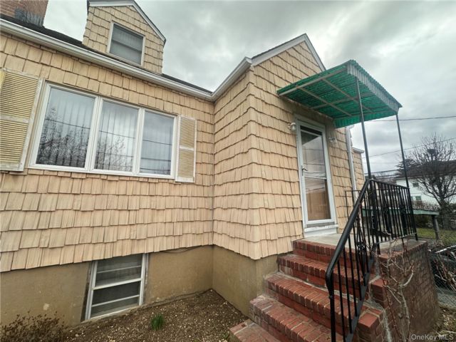  1 BR,  1.00 BTH &nbsp;Cape cod style home in Glen Cove