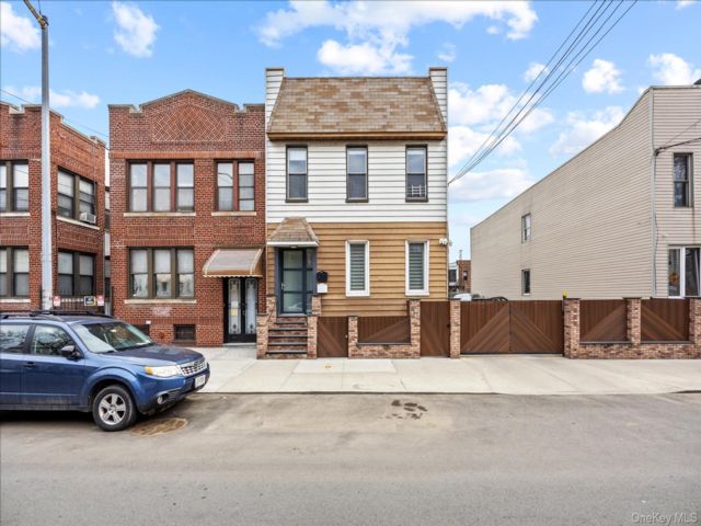  7 BR,  5.00 BTH &nbsp;House style home in Ridgewood