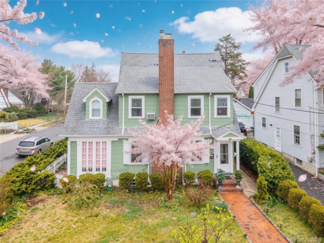  3 BR,  3.00 BTH &nbsp;Colonial style home in Great Neck