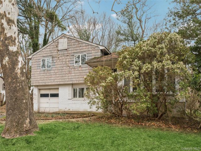  3 BR,  2.00 BTH &nbsp;Split ranch style home in Glen Cove