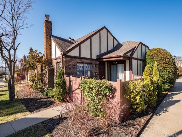  2 BR,  1.00 BTH &nbsp;Condo style home in Deer Park