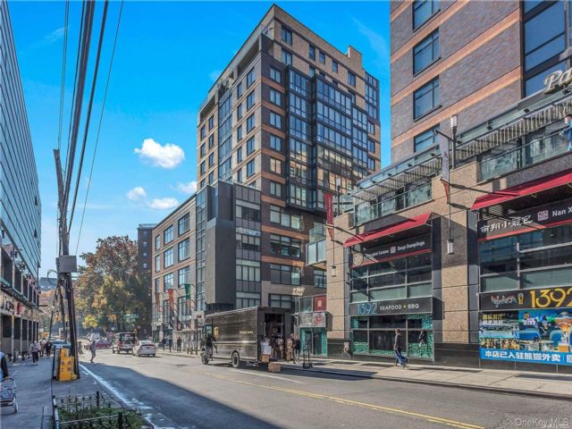  3 BR,  3.00 BTH &nbsp;Modern style home in Flushing