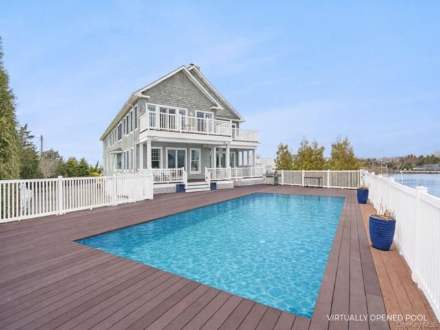  8 BR,  7.00 BTH &nbsp;Post modern style home in Westhampton Beach