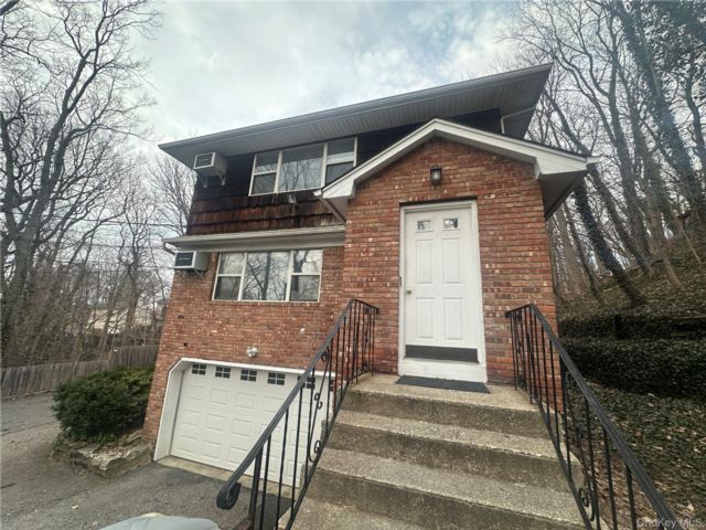  3 BR,  2.00 BTH &nbsp;Colonial style home in Glen Cove