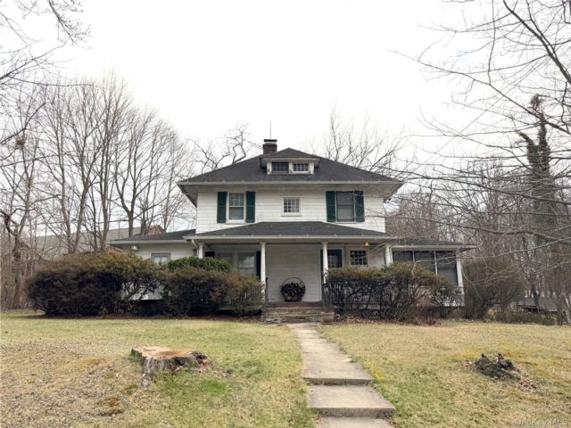  3 BR,  2.00 BTH &nbsp;Foursquare style home in Setauket