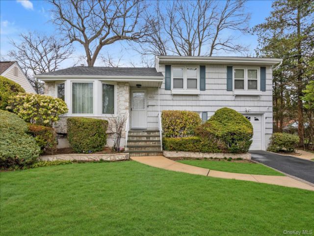  3 BR,  3.00 BTH &nbsp;Split level style home in Merrick