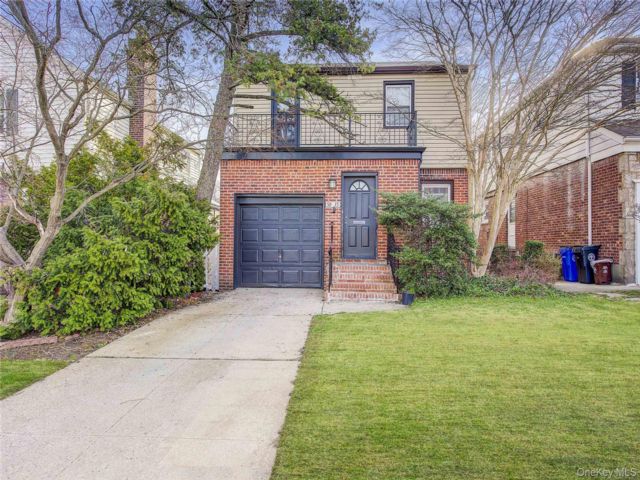  3 BR,  1.00 BTH &nbsp;Colonial style home in Bayside