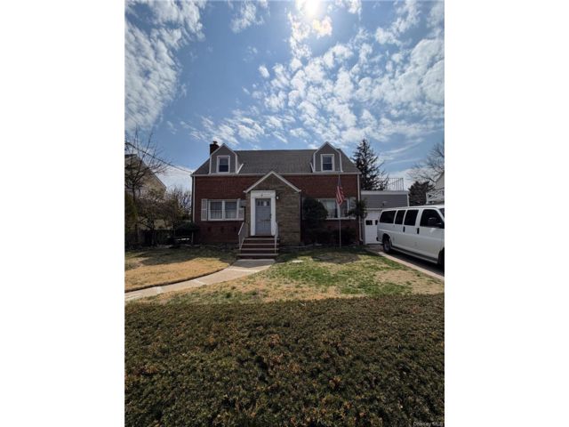  2 BR,  1.00 BTH &nbsp;Cape cod style home in Lynbrook