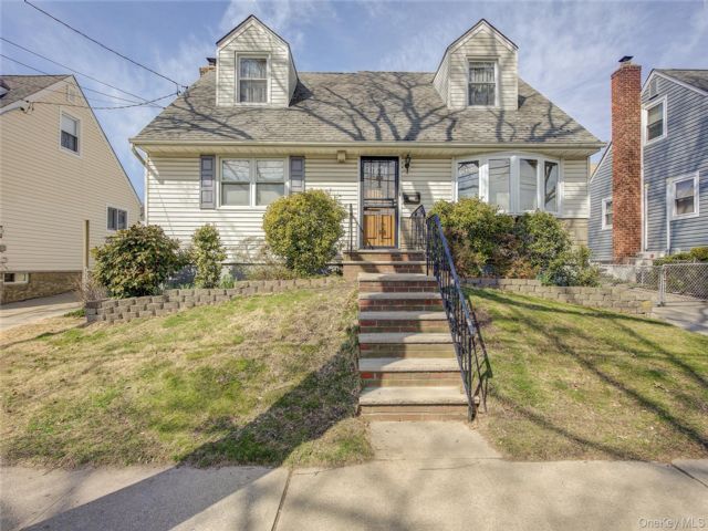  4 BR,  1.00 BTH &nbsp;Cape cod style home in College Point
