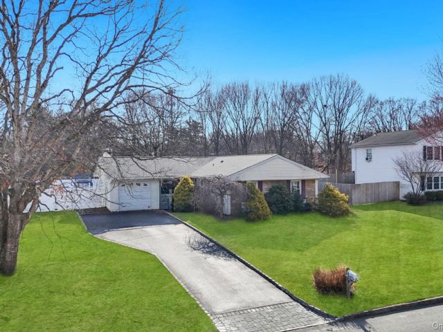  3 BR,  2.00 BTH &nbsp;Ranch style home in Coram