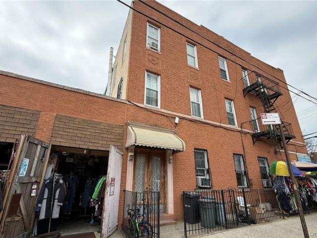  7 BR,  4.00 BTH &nbsp;House style home in Ridgewood