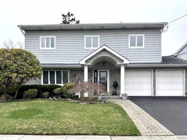  4 BR,  3.00 BTH &nbsp;Splanch style home in Merrick