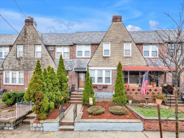  3 BR,  2.00 BTH &nbsp;Colonial style home in Middle Village