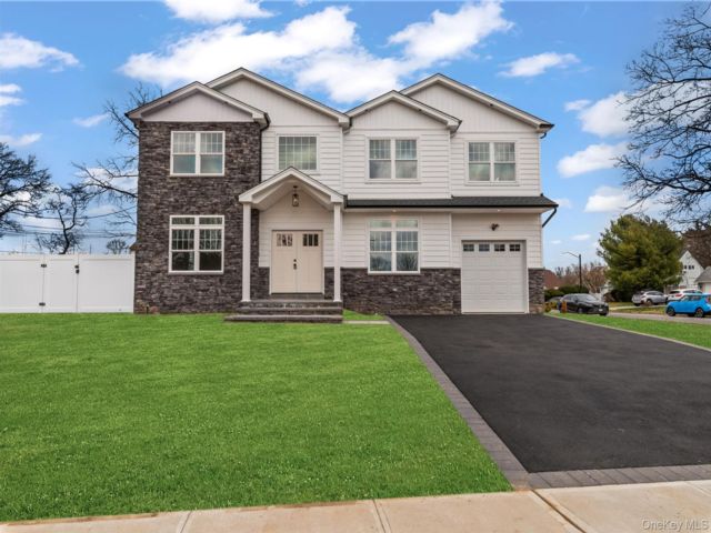  5 BR,  3.00 BTH &nbsp;Colonial style home in Hicksville