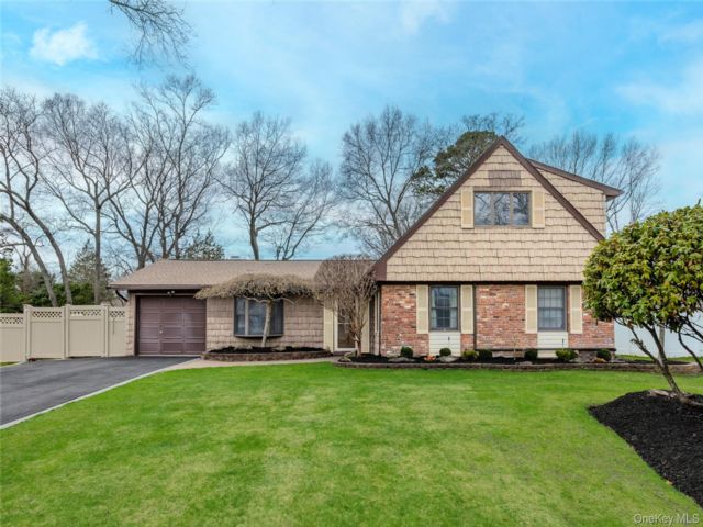  5 BR,  3.00 BTH &nbsp;Other style home in Coram