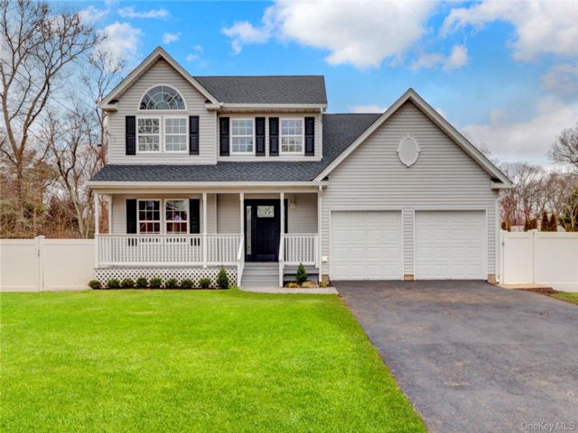  3 BR,  3.00 BTH &nbsp;Colonial style home in Mastic