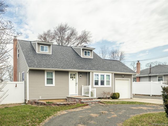  4 BR,  2.00 BTH &nbsp;Cape cod style home in Holbrook