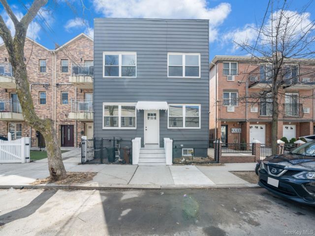  8 BR,  4.00 BTH &nbsp;House style home in Maspeth