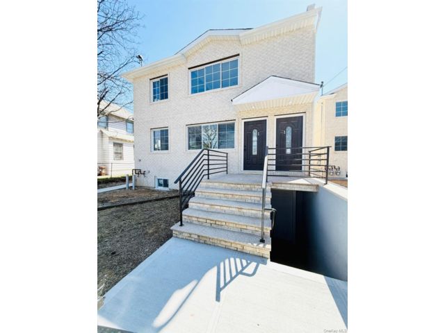  3 BR,  2.00 BTH &nbsp;Colonial style home in Jamaica