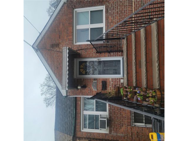  4 BR,  2.00 BTH &nbsp;House style home in Saint Albans