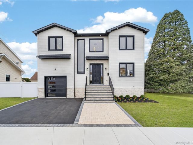  5 BR,  5.00 BTH &nbsp;Colonial style home in Bellmore