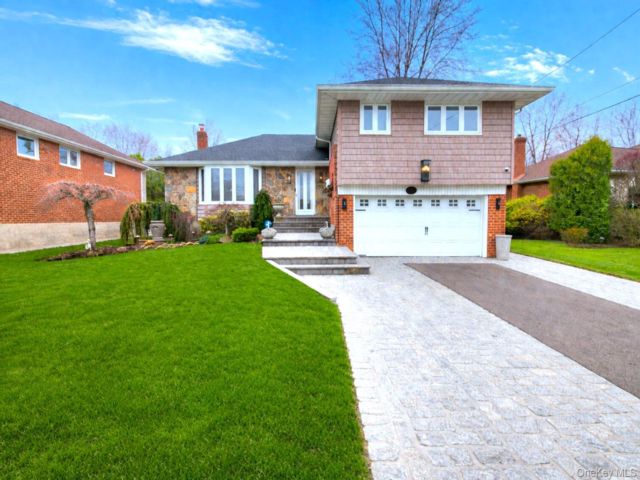 3 BR,  3.00 BTH &nbsp;Split level style home in Syosset
