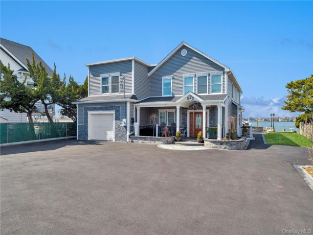  5 BR,  4.00 BTH &nbsp;Colonial style home in Freeport