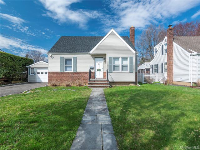  4 BR,  2.00 BTH &nbsp;Cape cod style home in Glen Cove