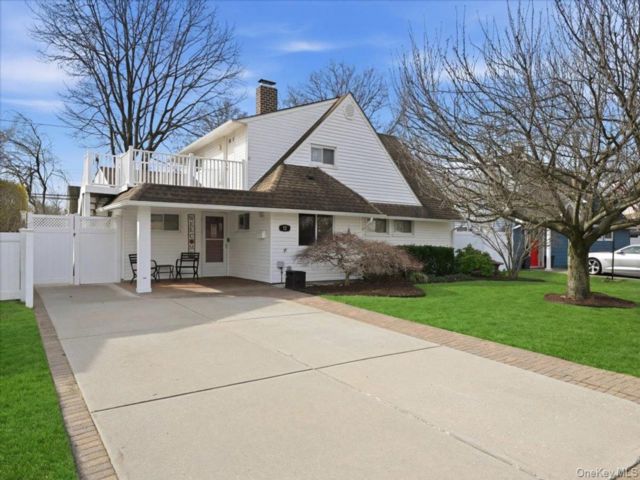  5 BR,  2.00 BTH &nbsp;Exp ranch style home in Wantagh