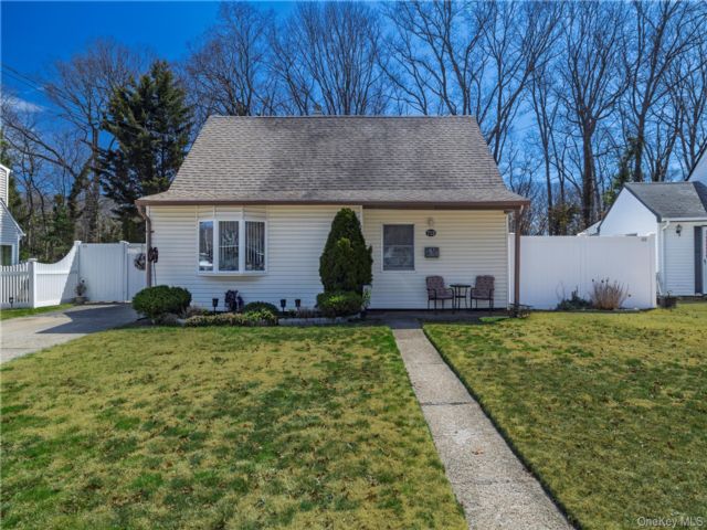  4 BR,  2.00 BTH &nbsp;Cape cod style home in West Hempstead