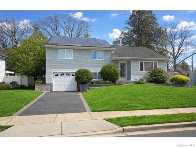  3 BR,  3.00 BTH &nbsp;Split level style home in Massapequa