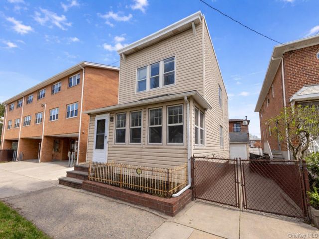  4 BR,  2.00 BTH &nbsp;House style home in Fresh Meadows