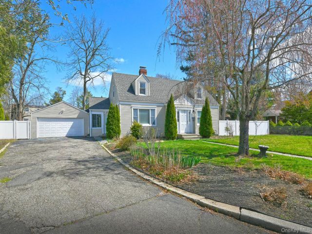 4 BR,  3.00 BTH &nbsp;Exp cape style home in Syosset