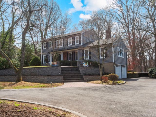  4 BR,  3.00 BTH &nbsp;Colonial style home in Northport