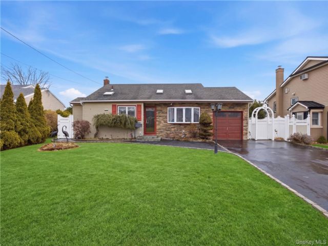  3 BR,  2.00 BTH &nbsp;Split level style home in Lindenhurst