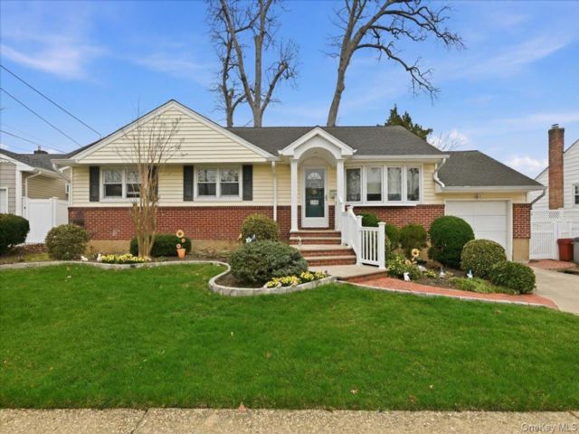  3 BR,  3.00 BTH &nbsp;Ranch style home in North Bellmore