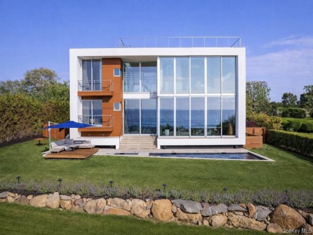  4 BR,  5.00 BTH &nbsp;Modern style home in Cutchogue
