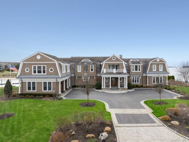  7 BR,  7.00 BTH &nbsp;Colonial style home in Northport