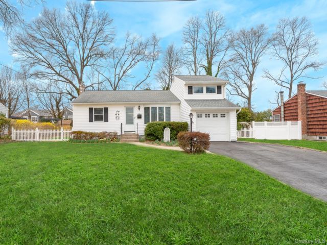  3 BR,  2.00 BTH &nbsp;Exp ranch style home in Huntington Station