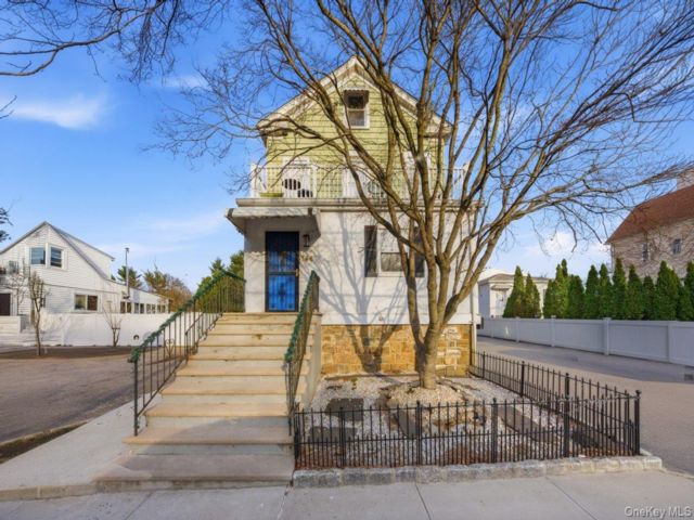  5 BR,  3.00 BTH &nbsp;Colonial style home in Yonkers