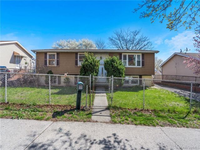  6 BR,  3.00 BTH &nbsp;Split ranch style home in Longwood