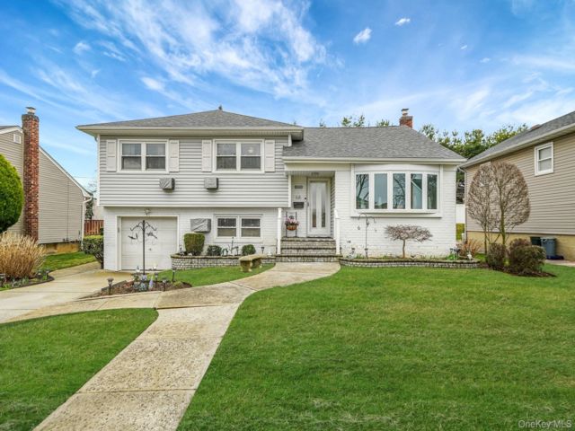  3 BR,  3.00 BTH &nbsp;Split level style home in East Meadow