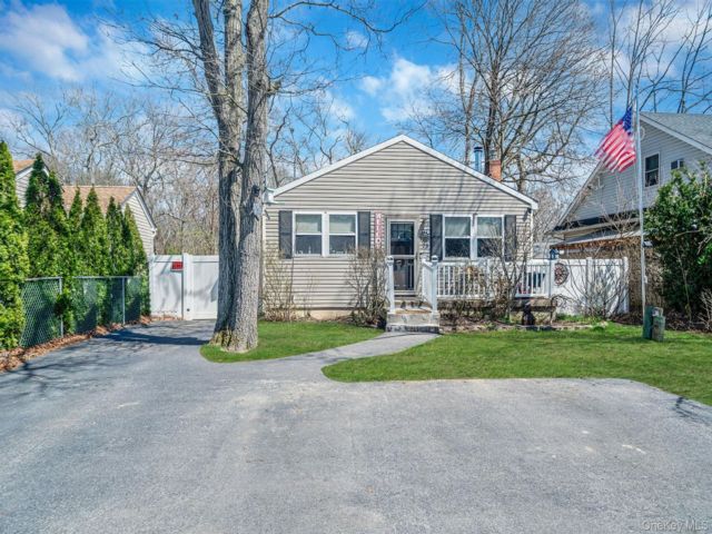  4 BR,  1.00 BTH &nbsp;Ranch style home in Farmingville