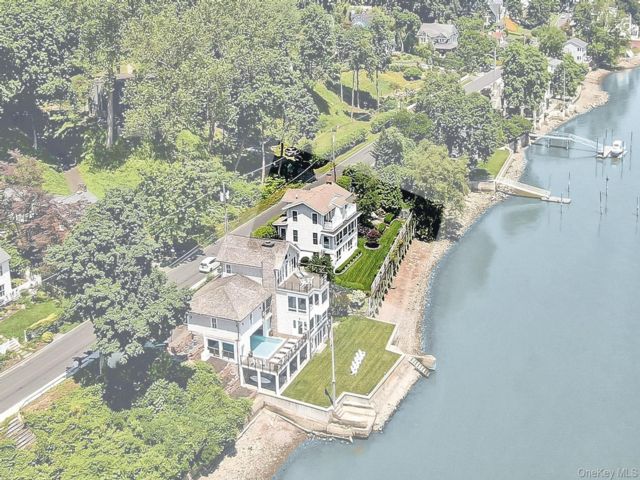  3 BR,  4.00 BTH &nbsp;Colonial style home in Nyack