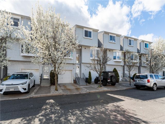  3 BR,  3.00 BTH &nbsp;Condo style home in Heartland Village