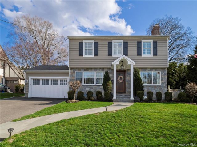  3 BR,  3.00 BTH &nbsp;Colonial style home in Rockville Centre