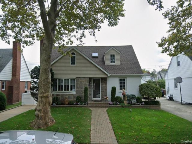 4 BR,  2.00 BTH &nbsp;Cape cod style home in New Hyde Park