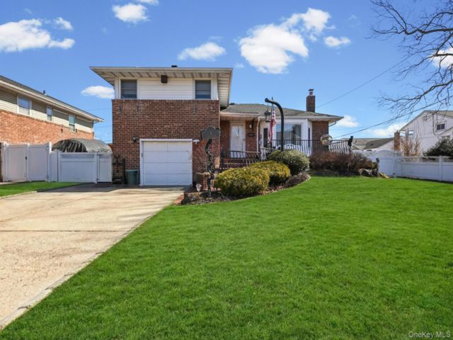  3 BR,  2.00 BTH &nbsp;Split level style home in Farmingdale